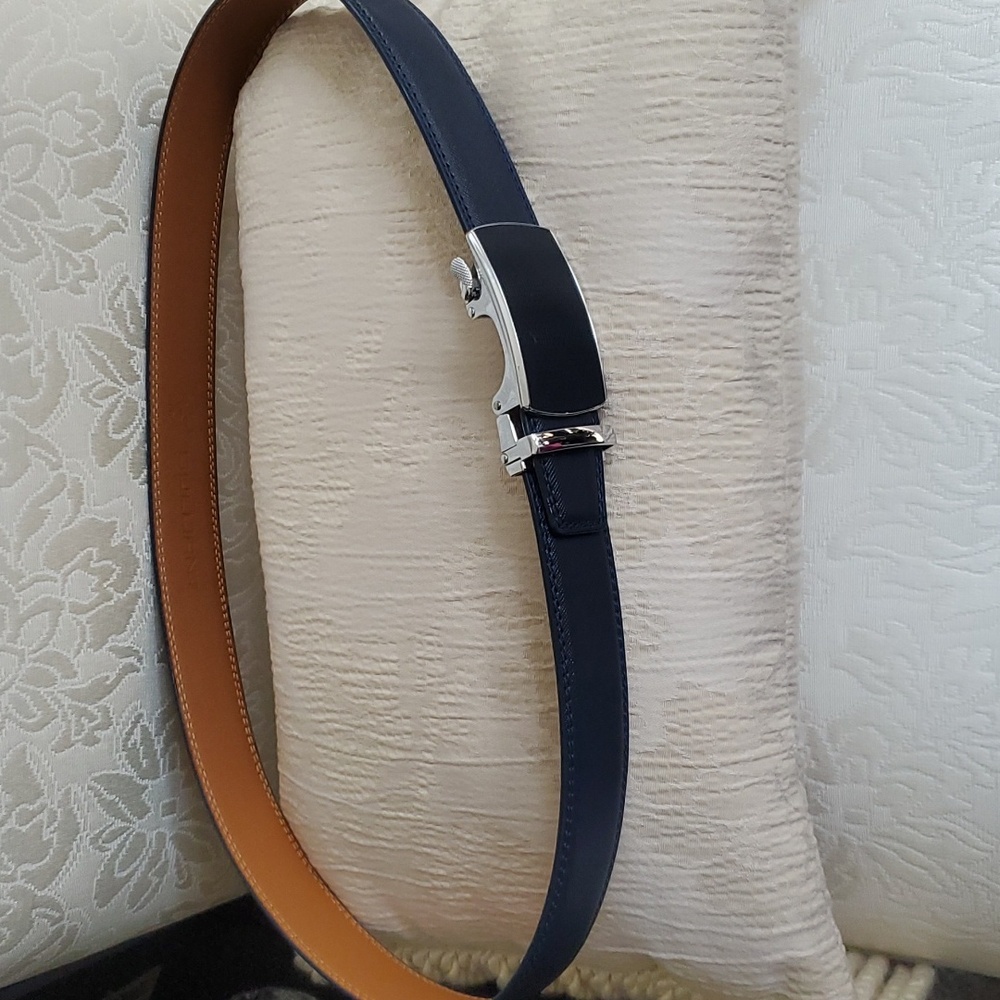 Bulliant men's navy blue belt size 28 to 34 w/ silver buckle never used. - Picture 8 of 11